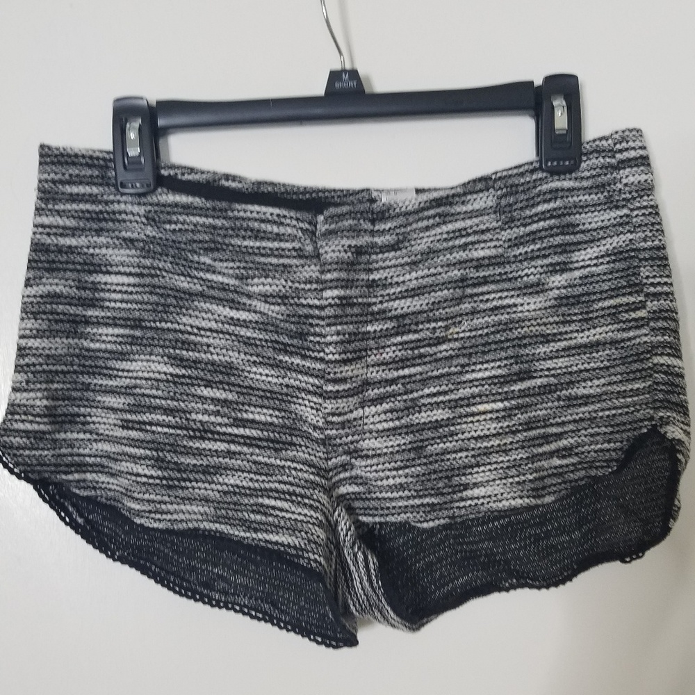 H&M black and white fabric shorts